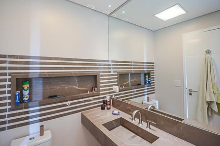 Apartamento à venda com 215m², 3 quartos e 4 vagas Apartamento à venda com 215m², 3 quartos e 4 vagasBanheiro da Suíte 1