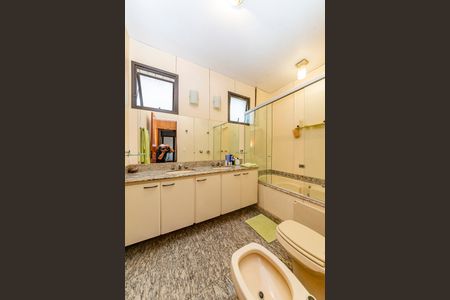 Apartamento à venda com 320m², 2 quartos e 3 vagasBanheiro da Suíte 2