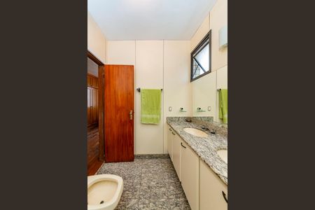 Apartamento à venda com 320m², 2 quartos e 3 vagasBanheiro da Suíte 2