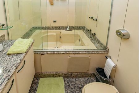 Apartamento à venda com 320m², 2 quartos e 3 vagasBanheiro da Suíte 2