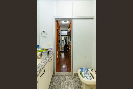 Apartamento à venda com 320m², 2 quartos e 3 vagasBanheiro da Suíte 1