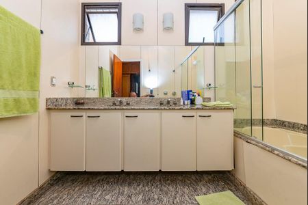 Apartamento à venda com 320m², 2 quartos e 3 vagasBanheiro da Suíte 2