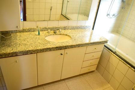 Apartamento para alugar com 195m², 4 quartos e 2 vagasBanheiro da Suíte 1