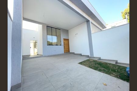 Casa à venda com 130m², 3 quartos e 2 vagasFachada