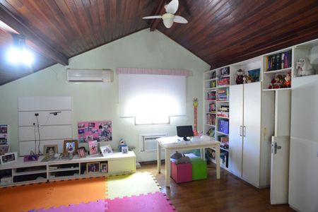 Casa à venda com 350m², 4 quartos e 2 vagas Casa à venda com 350m², 4 quartos e 2 vagasSótão