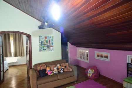 Casa à venda com 350m², 4 quartos e 2 vagas Casa à venda com 350m², 4 quartos e 2 vagasSótão