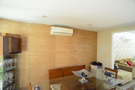 Casa à venda com 350m², 4 quartos e 2 vagas Casa à venda com 350m², 4 quartos e 2 vagasSala