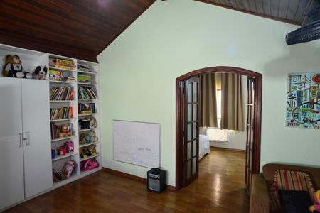 Casa à venda com 350m², 4 quartos e 2 vagas Casa à venda com 350m², 4 quartos e 2 vagasSótão