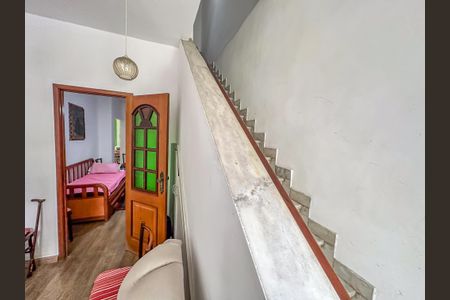 Casa à venda com 280m², 4 quartos e 2 vagas Casa à venda com 280m², 4 quartos e 2 vagasEscada