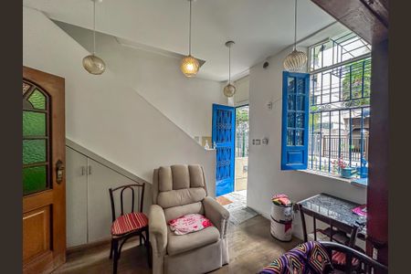 Casa à venda com 280m², 4 quartos e 2 vagas Casa à venda com 280m², 4 quartos e 2 vagasSala de Estar