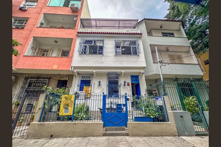 Casa à venda com 280m², 4 quartos e 2 vagas Casa à venda com 280m², 4 quartos e 2 vagasFachada