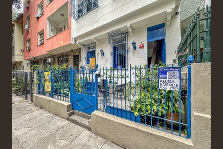 Casa à venda com 280m², 4 quartos e 2 vagas Casa à venda com 280m², 4 quartos e 2 vagasFachada