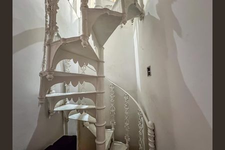 Casa à venda com 280m², 4 quartos e 2 vagas Casa à venda com 280m², 4 quartos e 2 vagasEscada