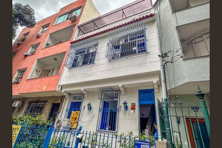 Casa à venda com 280m², 4 quartos e 2 vagas Casa à venda com 280m², 4 quartos e 2 vagasFachada