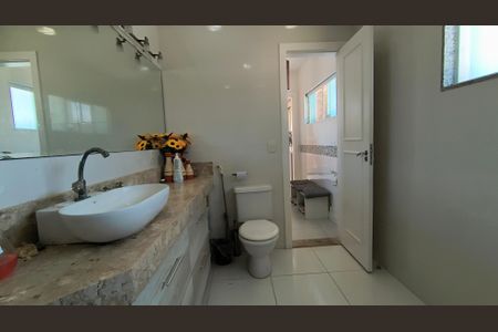 Casa de condomínio à venda com 280m², 3 quartos e 2 vagas Casa de condomínio à venda com 280m², 3 quartos e 2 vagasBanheiro da Suíte 3