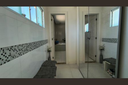 Casa de condomínio à venda com 280m², 3 quartos e 2 vagas Casa de condomínio à venda com 280m², 3 quartos e 2 vagasCloset da Suíte 3