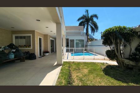 Casa de condomínio à venda com 280m², 3 quartos e 2 vagas Casa de condomínio à venda com 280m², 3 quartos e 2 vagasQuintal