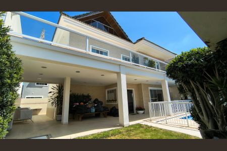 Casa de condomínio à venda com 280m², 3 quartos e 2 vagas Casa de condomínio à venda com 280m², 3 quartos e 2 vagasQuintal