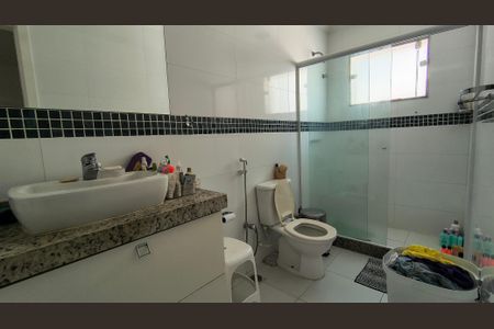 Casa de condomínio à venda com 280m², 3 quartos e 2 vagas Casa de condomínio à venda com 280m², 3 quartos e 2 vagasBanheiro da Suíte 2