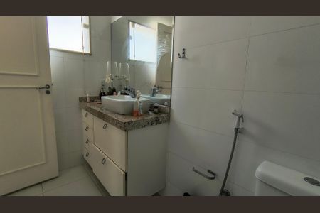 Casa de condomínio à venda com 280m², 3 quartos e 2 vagas Casa de condomínio à venda com 280m², 3 quartos e 2 vagasBanheiro da Suíte 1
