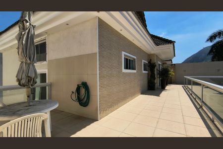 Casa de condomínio à venda com 280m², 3 quartos e 2 vagas Casa de condomínio à venda com 280m², 3 quartos e 2 vagasVaranda da Suíte 3