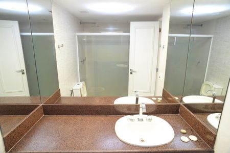 Apartamento à venda com 247m², 4 quartos e 4 vagasBanheiro da Suíte 3