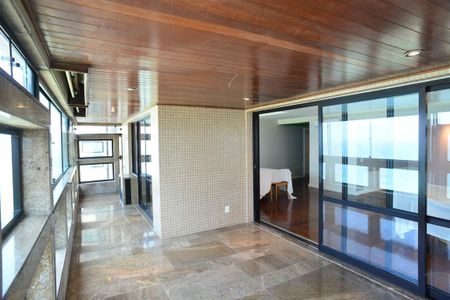 Apartamento à venda com 247m², 4 quartos e 4 vagasVaranda