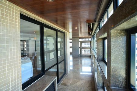 Apartamento à venda com 247m², 4 quartos e 4 vagasVaranda