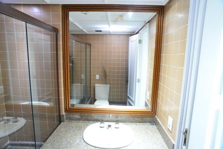 Apartamento à venda com 247m², 4 quartos e 4 vagasBanheiro da Suíte 1