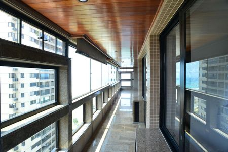 Apartamento à venda com 247m², 4 quartos e 4 vagasVaranda