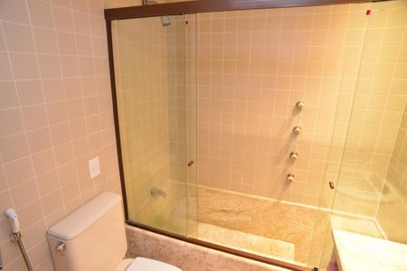 Apartamento à venda com 247m², 4 quartos e 4 vagasBanheiro da Suíte 2