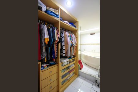 Apartamento à venda com 138m², 2 quartos e 2 vagas Apartamento à venda com 138m², 2 quartos e 2 vagasCloset da suíte