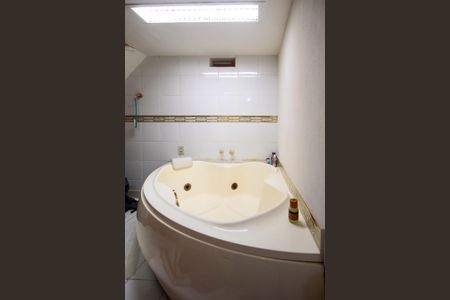 Apartamento à venda com 138m², 2 quartos e 2 vagas Apartamento à venda com 138m², 2 quartos e 2 vagasBanheiro da Suíte