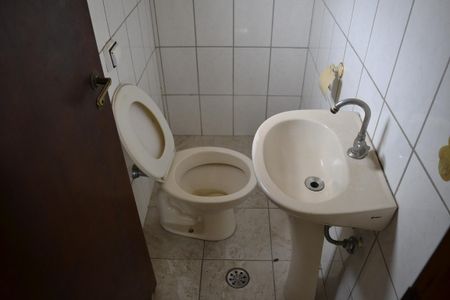 Casa de condomínio à venda com 105m², 3 quartos e 2 vagasBanheiro de Serviço