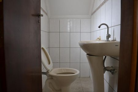 Casa de condomínio à venda com 105m², 3 quartos e 2 vagasBanheiro de Serviço