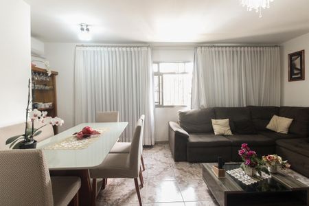 Casa à venda com 189m², 2 quartos e 2 vagasSala