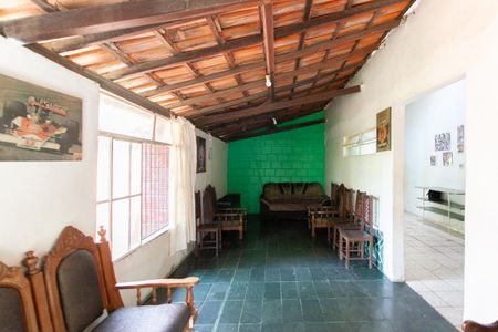 Casa à venda com 243m², 2 quartos e 6 vagasSala