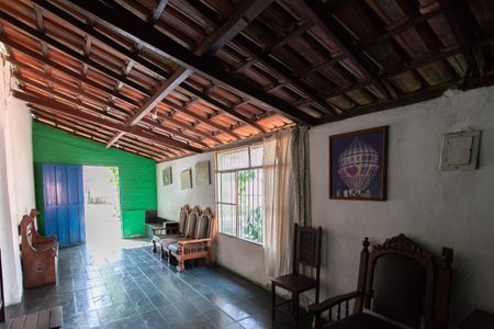 Casa à venda com 243m², 2 quartos e 6 vagasSala