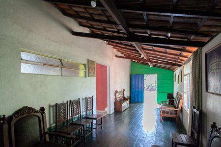 Casa à venda com 243m², 2 quartos e 6 vagasSala