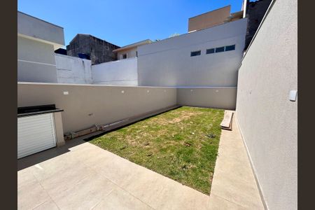 Casa à venda com 135m², 4 quartos e 3 vagas Casa à venda com 135m², 4 quartos e 3 vagasQuintal