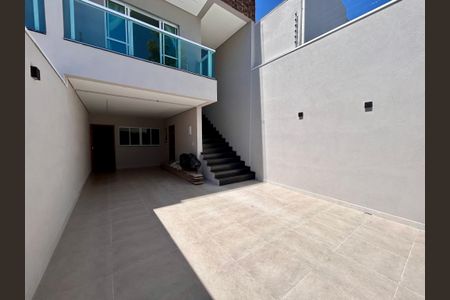 Casa à venda com 135m², 4 quartos e 3 vagas Casa à venda com 135m², 4 quartos e 3 vagasGaragem