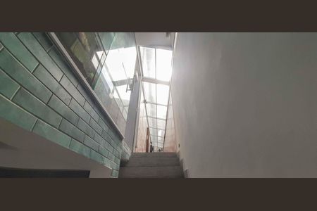 Casa à venda com 280m², 3 quartos e 2 vagas Casa à venda com 280m², 3 quartos e 2 vagasEscada