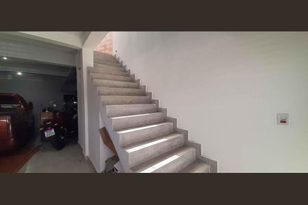 Casa à venda com 280m², 3 quartos e 2 vagas Casa à venda com 280m², 3 quartos e 2 vagasEscada