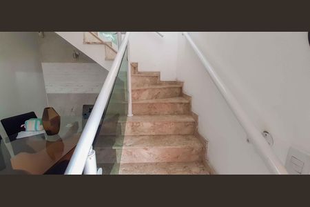 Casa à venda com 280m², 3 quartos e 2 vagas Casa à venda com 280m², 3 quartos e 2 vagasEscada