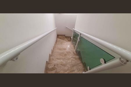 Casa à venda com 280m², 3 quartos e 2 vagas Casa à venda com 280m², 3 quartos e 2 vagasBanheiro 1