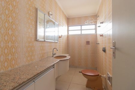 Casa à venda com 200m², 3 quartos e 2 vagasBanheiro da Suíte