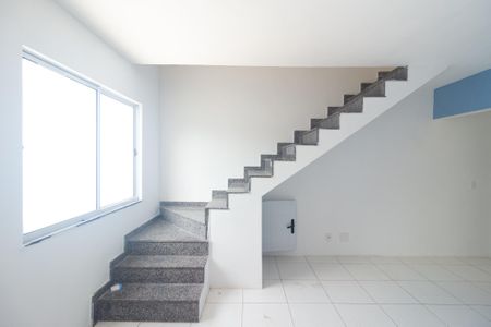 Casa para alugar com 75m², 2 quartos e 1 vaga Casa para alugar com 75m², 2 quartos e 1 vagaEscada