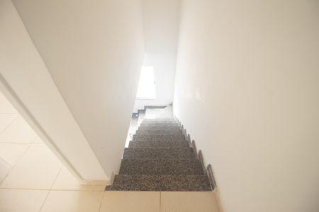 Casa para alugar com 75m², 2 quartos e 1 vaga Casa para alugar com 75m², 2 quartos e 1 vagaEscada