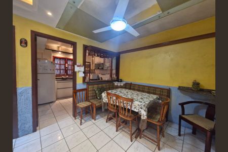 Casa à venda com 137m², 4 quartos e 2 vagas Casa à venda com 137m², 4 quartos e 2 vagasSala de Jantar