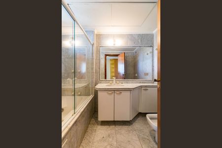 Apartamento para alugar com 676m², 4 quartos e 4 vagas Apartamento para alugar com 676m², 4 quartos e 4 vagasBanheiro da Suíte 2